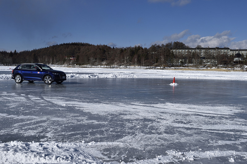 3台目の「Q5」になるとコツがつかめ始め、円形のコース外縁付近でクワトロ・ドリフト状態が維持できるようになった