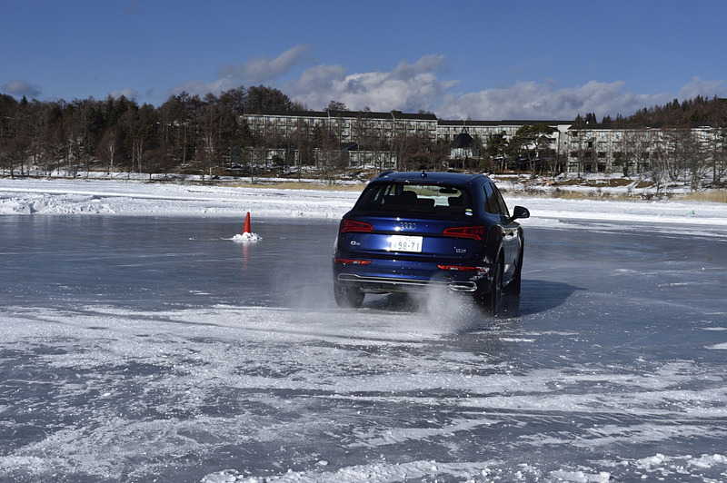 3台目の「Q5」になるとコツがつかめ始め、円形のコース外縁付近でクワトロ・ドリフト状態が維持できるようになった