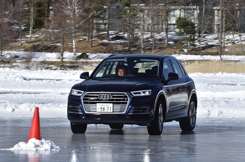 さらに走行を続け、中心のパイロン近くで小まわりのクワトロ・ドリフトも達成