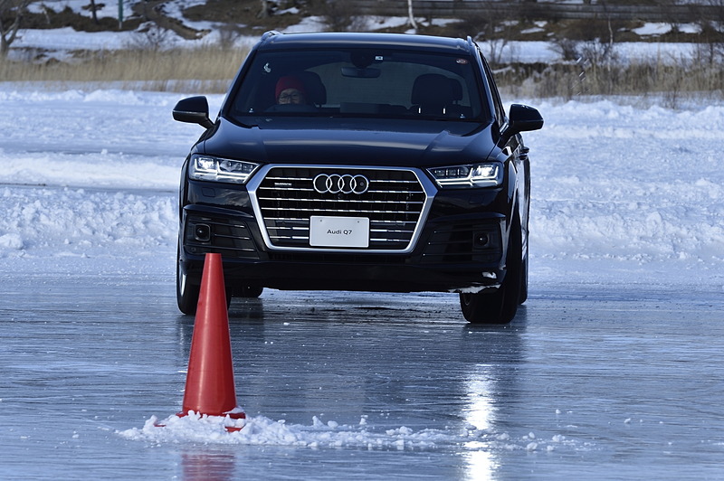 車重が2.0t以上あり、マッド＆スノータイヤを装着する「Q7」では、走行を開始してすぐにゆっくりとした速度でのクワトロ・ドリフトに成功