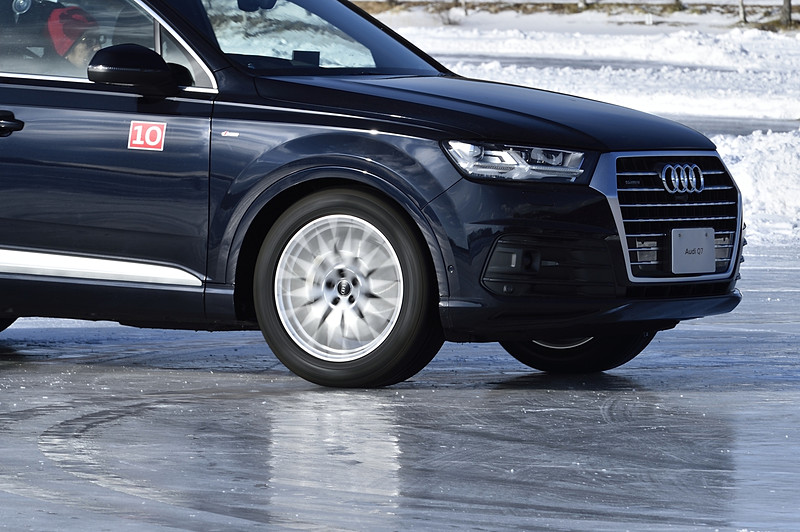 タイヤが激しく空転しながらQ7の巨体がゆったりスライドしていく不思議な光景となった