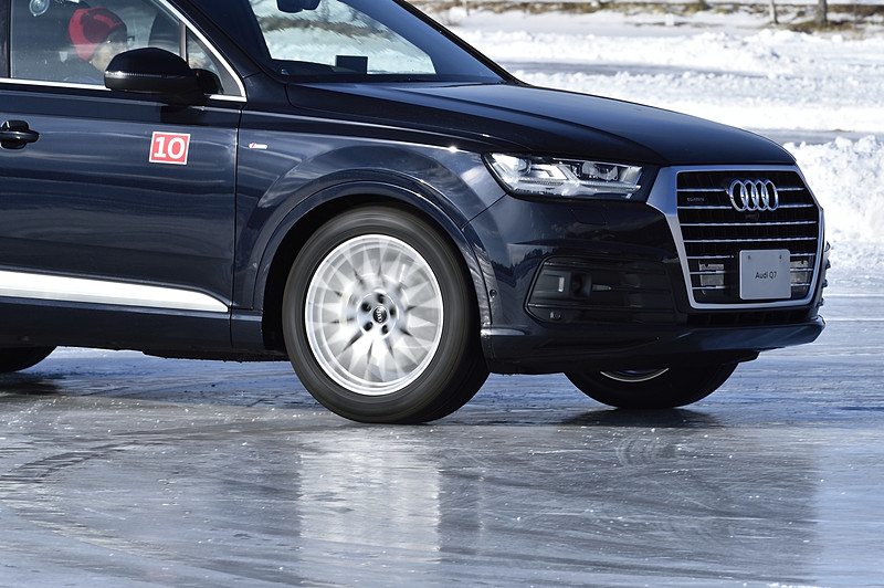 タイヤが激しく空転しながらQ7の巨体がゆったりスライドしていく不思議な光景となった