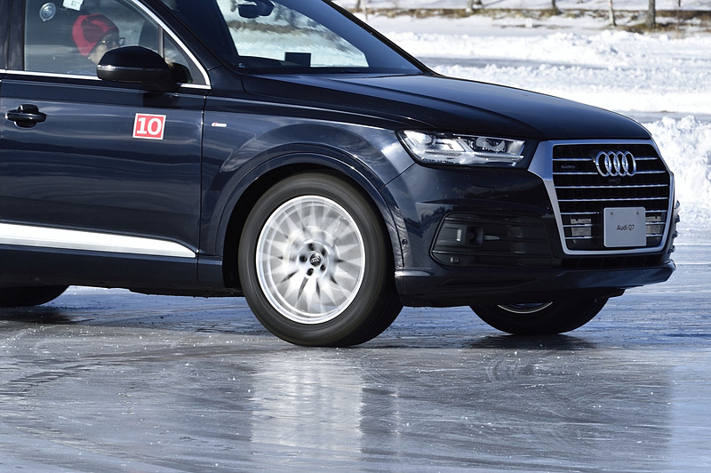 タイヤが激しく空転しながらQ7の巨体がゆったりスライドしていく不思議な光景となった