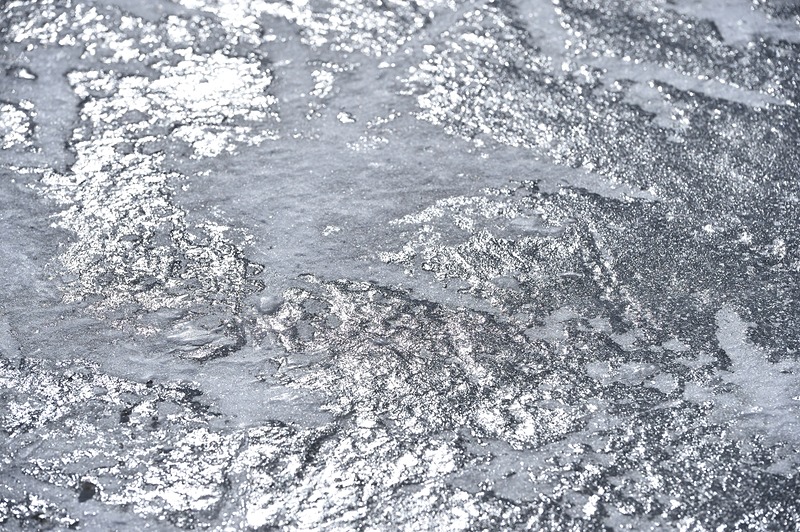 2018年の女神湖は、池の水が外気で40cm凍り付いており、さらに上から水をまいて5cmの氷を追加。計45cmの氷上に雪でコースを設定してトレーニングが行なわれた