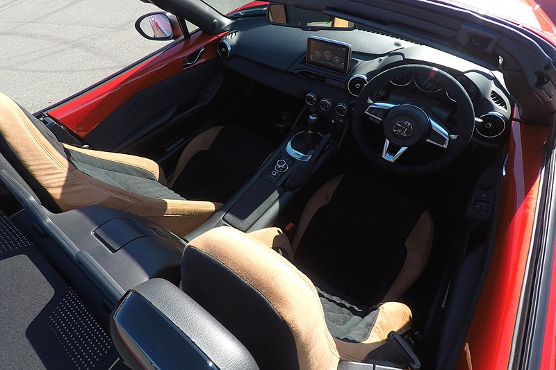 新型ヒミコのインテリア。トランスミッションは6速MTと6速ATを設定