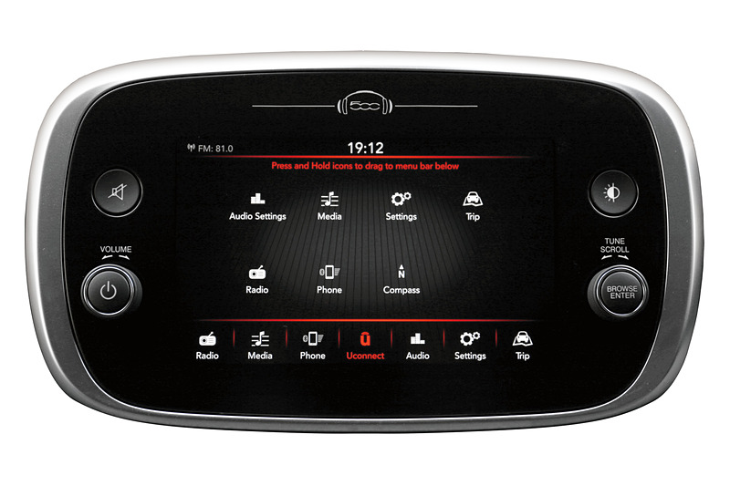 7インチに画面サイズが大型化した「Uconnect（ユーコネクト）」は、「Apple CarPlay」（中央）や「Android Auto」（右）に対応