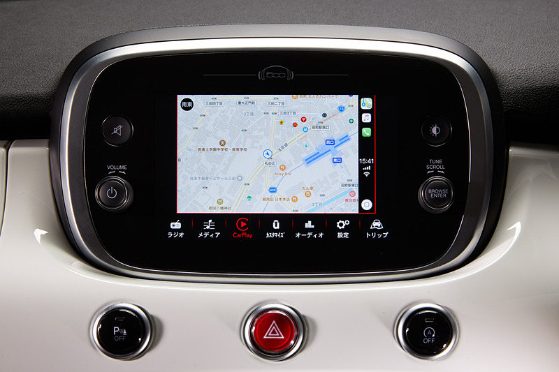 7インチに画面サイズが大型化した「Uconnect（ユーコネクト）」は、「Apple CarPlay」（中央）や「Android Auto」（右）に対応