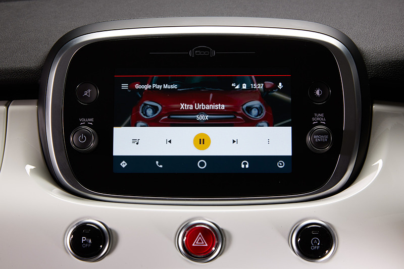 7インチに画面サイズが大型化した「Uconnect（ユーコネクト）」は、「Apple CarPlay」（中央）や「Android Auto」（右）に対応