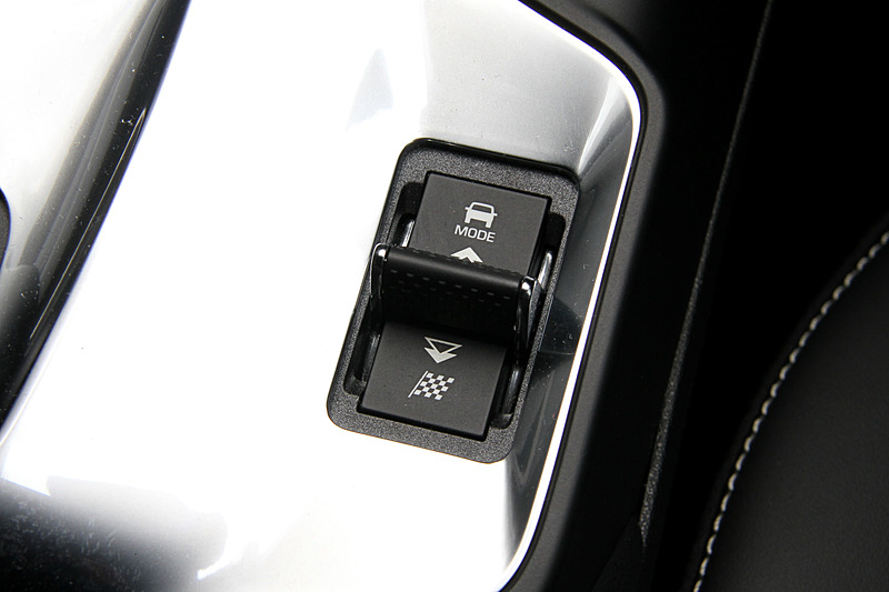 ドライバーを取り囲むようなコクピットデザインを採用するE-PACEのインテリア。取り外し可能なカップホルダーを備えたセンターコンソールは、小さめのタブレットや750mlのボトル4本を収めるスペースを持つ