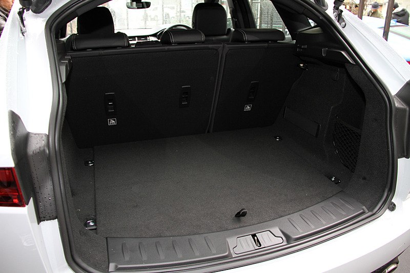 ドライバーを取り囲むようなコクピットデザインを採用するE-PACEのインテリア。取り外し可能なカップホルダーを備えたセンターコンソールは、小さめのタブレットや750mlのボトル4本を収めるスペースを持つ