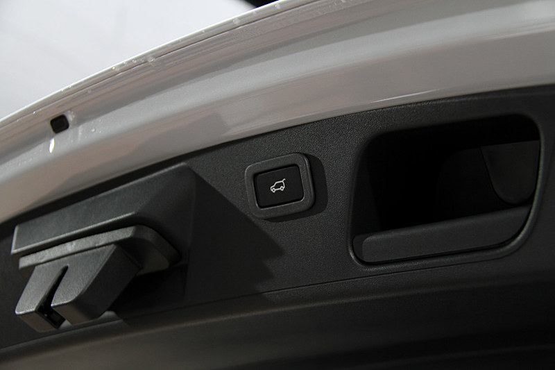 ドライバーを取り囲むようなコクピットデザインを採用するE-PACEのインテリア。取り外し可能なカップホルダーを備えたセンターコンソールは、小さめのタブレットや750mlのボトル4本を収めるスペースを持つ