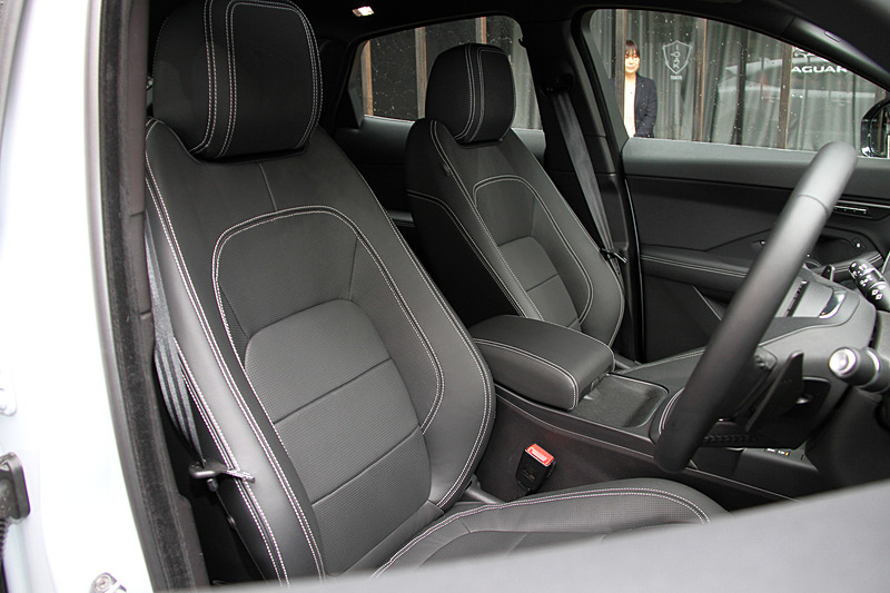 ドライバーを取り囲むようなコクピットデザインを採用するE-PACEのインテリア。取り外し可能なカップホルダーを備えたセンターコンソールは、小さめのタブレットや750mlのボトル4本を収めるスペースを持つ