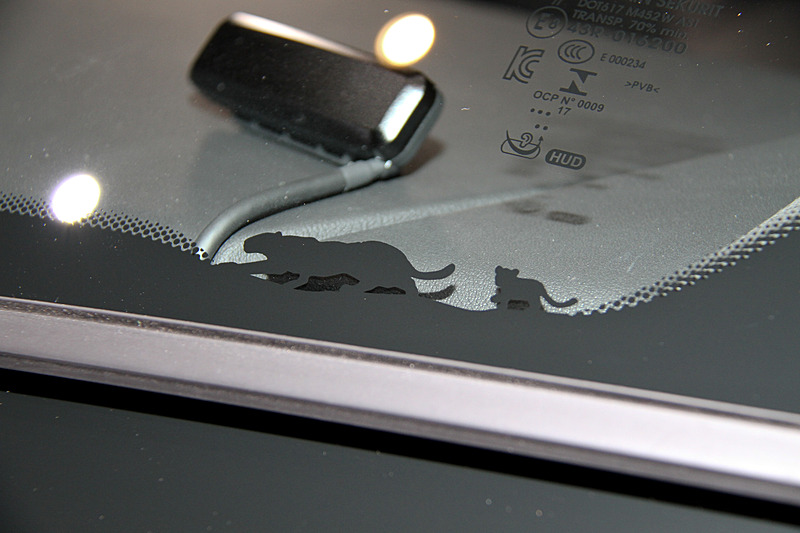 ジャガーの親子をモチーフにしたフロントウィンドウのグラフィック