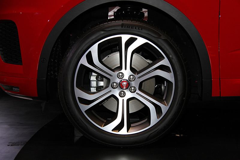 FIRST EDITIONではスプリットスポークとサテングレーダイヤモンドターンドフィニッシュの20インチアロイホイール（タイヤはピレリ「P ZERO」）を装着