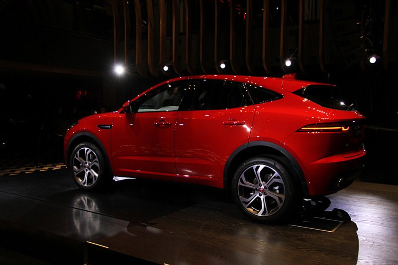 E-PACEはスポーツカーとしての運転性能と実用性を兼ね備えたとしており、そのため同社はコンパクト・パフォーマンスSUVと呼んでいる