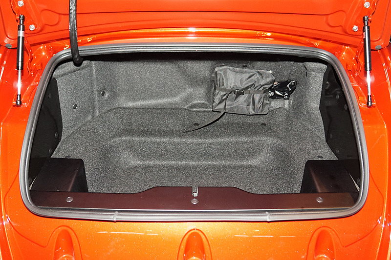 トランクボックスを備えるリアデザイン