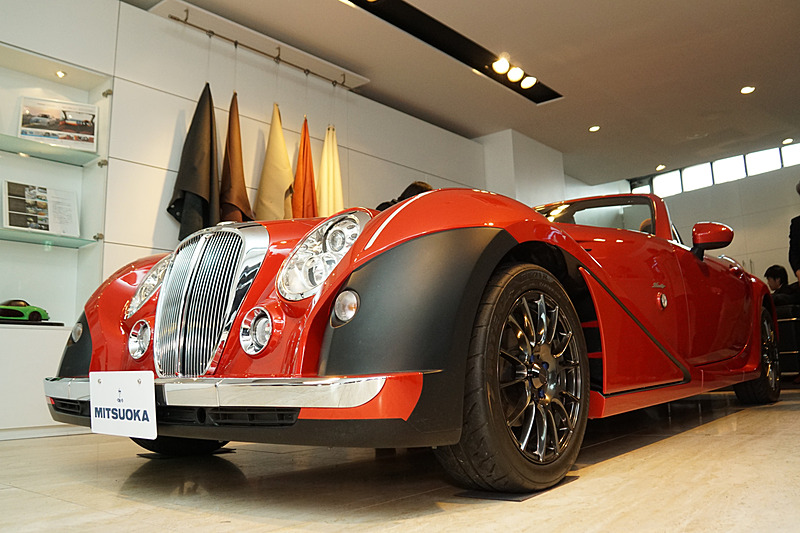 フロントアンダーカバーとフェンダーサイドパネル内部を翼断面形状としたことで、初代モデルと比べて高速域での操縦安定性を高めた