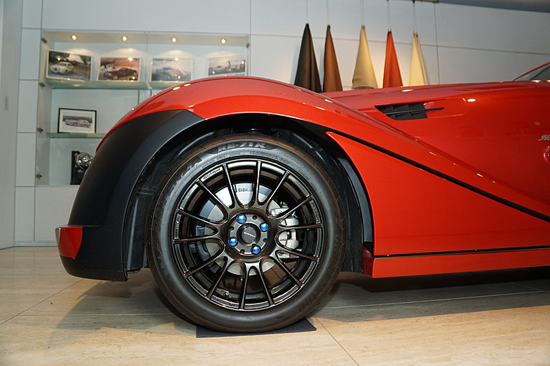 フロントアンダーカバーとフェンダーサイドパネル内部を翼断面形状としたことで、初代モデルと比べて高速域での操縦安定性を高めた