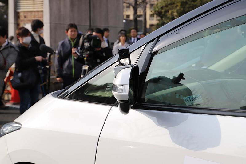 実験車両の前後左右にも周囲を確認するためのカメラが設置されていた。なお、前方には4つのカメラが搭載されていたが、今回の実験で使用されたのは中央寄りの2台のみ