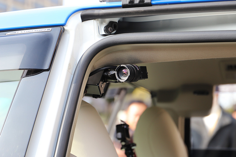 実験車両の前後左右にも周囲を確認するためのカメラが設置されていた。なお、前方には4つのカメラが搭載されていたが、今回の実験で使用されたのは中央寄りの2台のみ