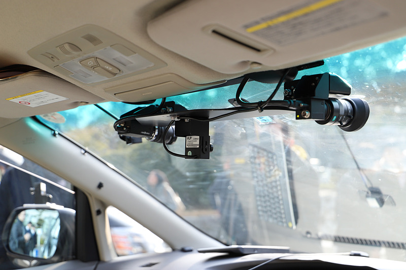 実験車両の前後左右にも周囲を確認するためのカメラが設置されていた。なお、前方には4つのカメラが搭載されていたが、今回の実験で使用されたのは中央寄りの2台のみ