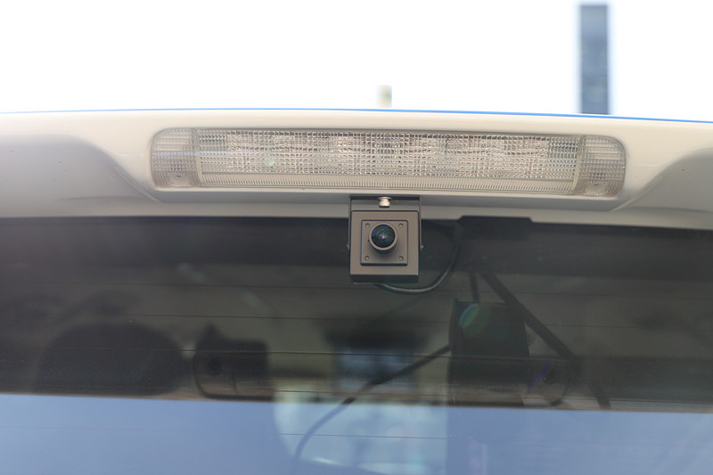 実験車両の前後左右にも周囲を確認するためのカメラが設置されていた。なお、前方には4つのカメラが搭載されていたが、今回の実験で使用されたのは中央寄りの2台のみ