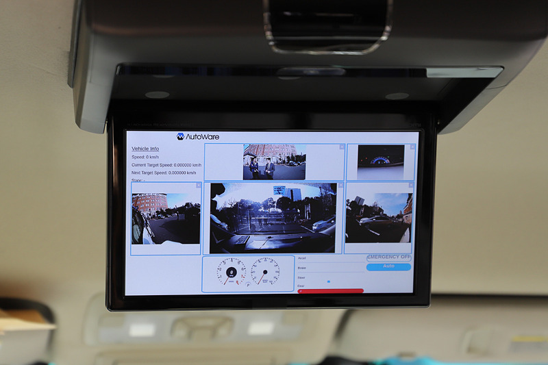 車内にはモニターが設置されていて、車両周辺の映像や検知状態が確認できるようになっていた