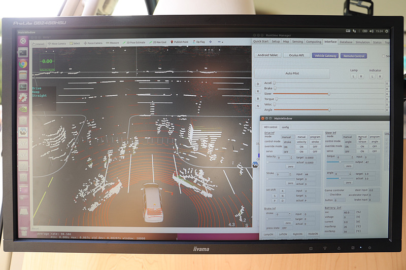 車内にはモニターが設置されていて、車両周辺の映像や検知状態が確認できるようになっていた