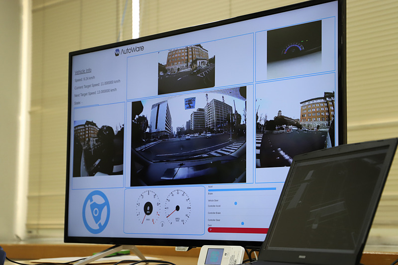 車両に搭載されたカメラから送信される映像を確認し、万が一の場合には緊急停止などの措置を行なう