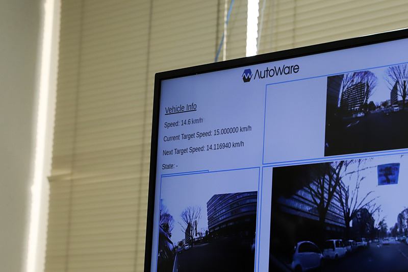 ディスプレイには走行中の速度やアクセル、ブレーキなどの状況が表示されていた
