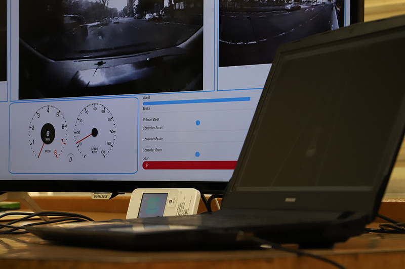 ディスプレイには走行中の速度やアクセル、ブレーキなどの状況が表示されていた