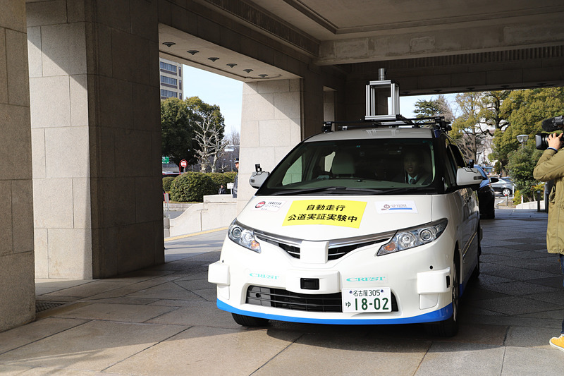 大村愛知県知事と河村名古屋市長を乗せた実験車両は、前後の関係車両とともに愛知県庁本庁舎からするすると出発していった