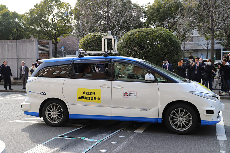 大村愛知県知事と河村名古屋市長を乗せた実験車両は、前後の関係車両とともに愛知県庁本庁舎からするすると出発していった