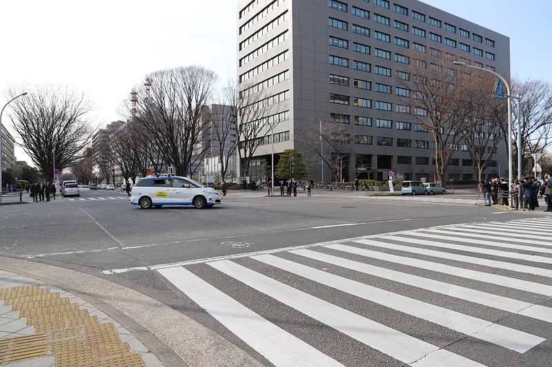 難しいと言われる信号のない交差点での右折も、スムーズに曲がっていった