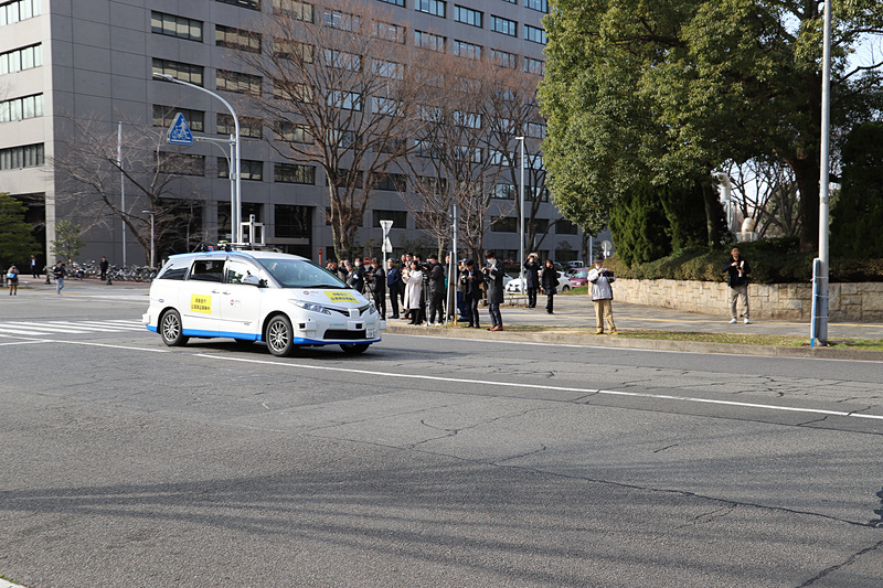 難しいと言われる信号のない交差点での右折も、スムーズに曲がっていった