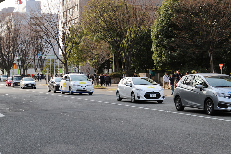信号待ちをする実験車両。安全な車間距離を保って停止していた