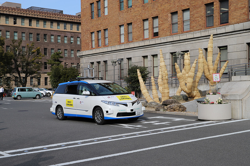 愛知県庁本庁舎の入り口前にある一時停止でもしっかりと止まっていた