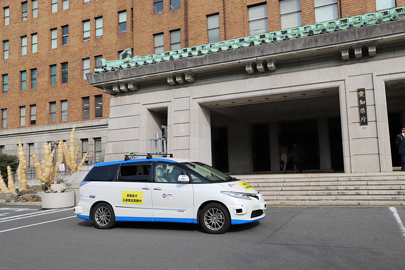 20分ほどの走行を終えて、愛知県庁本庁舎の入り口前で停車した実験車両