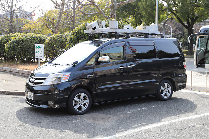 こちらは高精度3Dマップ作成用の車両。1度の走行で十分なデータを揃えられる機能が備わっているとのこと