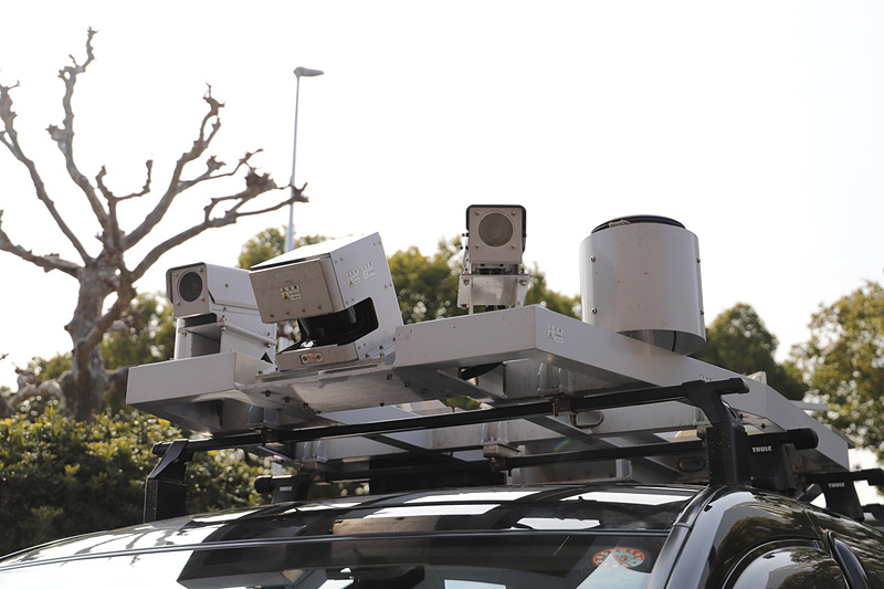 こちらは高精度3Dマップ作成用の車両。1度の走行で十分なデータを揃えられる機能が備わっているとのこと