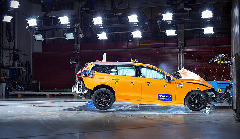 新型V60の衝突試験