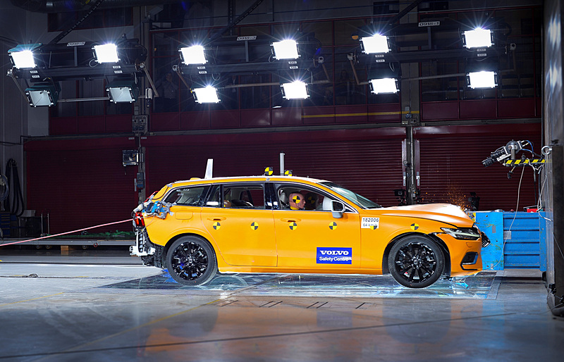 新型V60の衝突試験