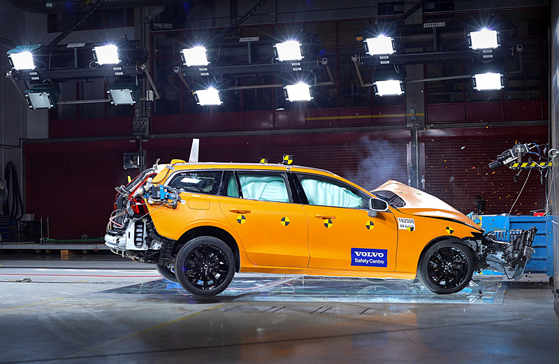 新型V60の衝突試験