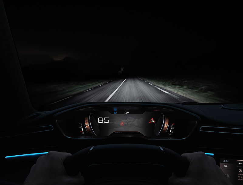 デジタルスクリーンなどを備える「PEUGEOT i-Cockpit」を採用したインテリア