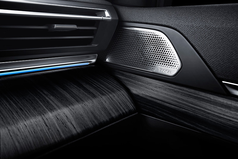 デジタルスクリーンなどを備える「PEUGEOT i-Cockpit」を採用したインテリア