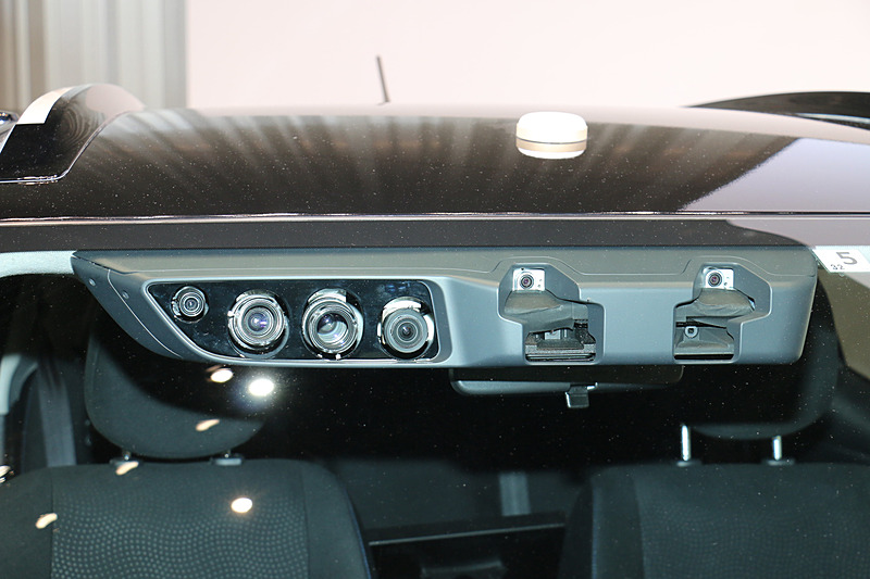 一般道での自動運転では信号機に対応することが必須となるので、フロントウィンドウ内側にカラー認識で信号の状態を識別する2眼式カメラを設置。ほかにもさまざまな用途別に計6個のカメラが使われている