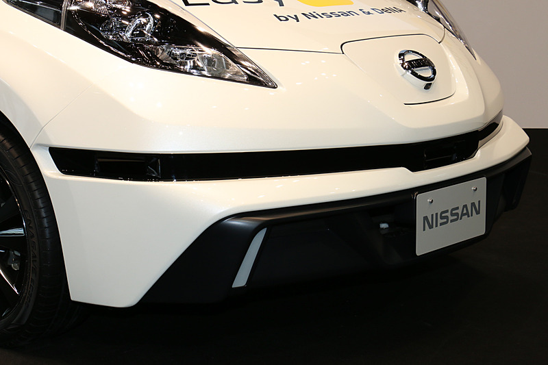 前後バンパーの両サイドと中央の3カ所、計6つのレーザースキャナーを搭載。機器の小型化によってバンパーから飛び出さずに設置可能となった