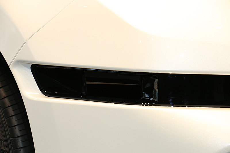 前後バンパーの両サイドと中央の3カ所、計6つのレーザースキャナーを搭載。機器の小型化によってバンパーから飛び出さずに設置可能となった