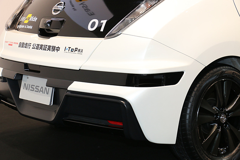 前後バンパーの両サイドと中央の3カ所、計6つのレーザースキャナーを搭載。機器の小型化によってバンパーから飛び出さずに設置可能となった