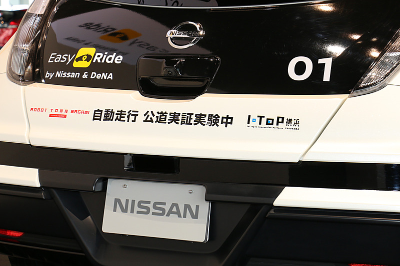 ボディに設置されたロゴマーク類